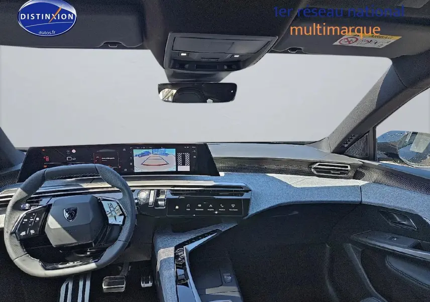 Intérieur avant du Peugeot 5008 Hybrid 145 GT 2025, tableau de bord moderne avec écran tactile et volant compact noir.