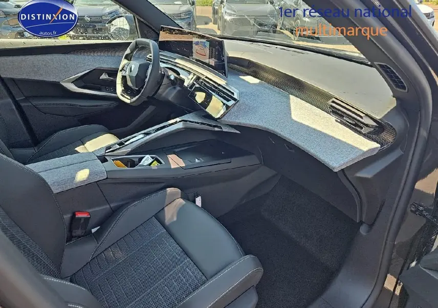 Intérieur avant droit du Peugeot 5008 Hybrid 145 GT e-dcs6 2025 avec tableau de bord moderne et sièges noirs.