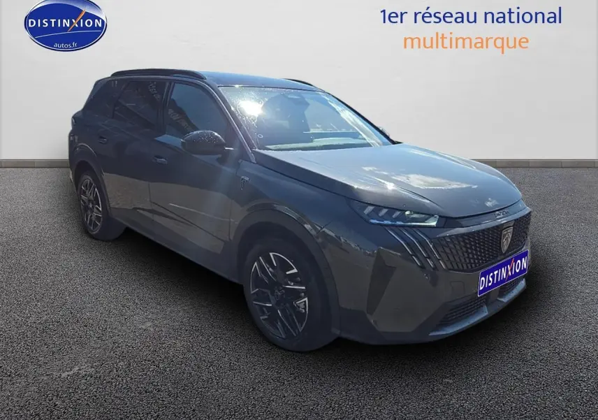 Peugeot 5008 Hybrid 145 GT gris titane en 3/4 avant droit avec calandre distinctive et jantes alu.