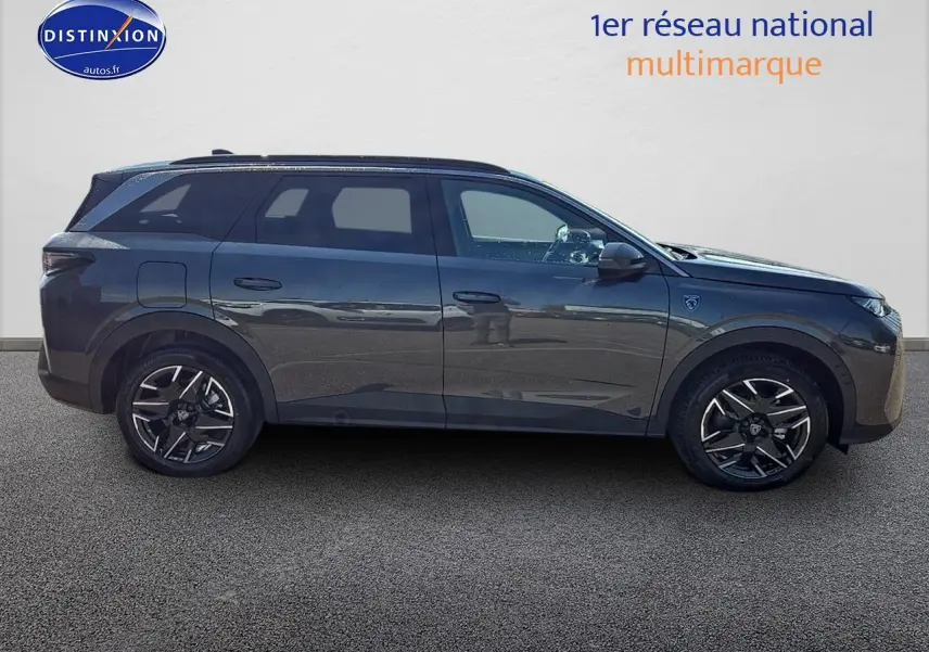 Profil droit du Peugeot 5008 Hybrid 145 GT gris titane avec jantes alliage et toit noir visible sur fond neutre.