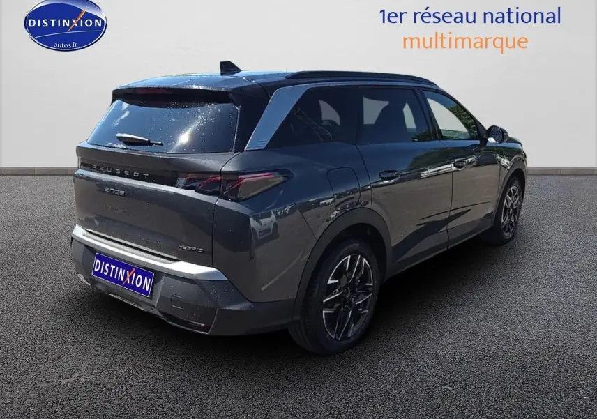Peugeot 5008 Hybrid 145 GT gris titane vu en 3/4 arrière droit avec jantes alliage et feux LED distinctifs.