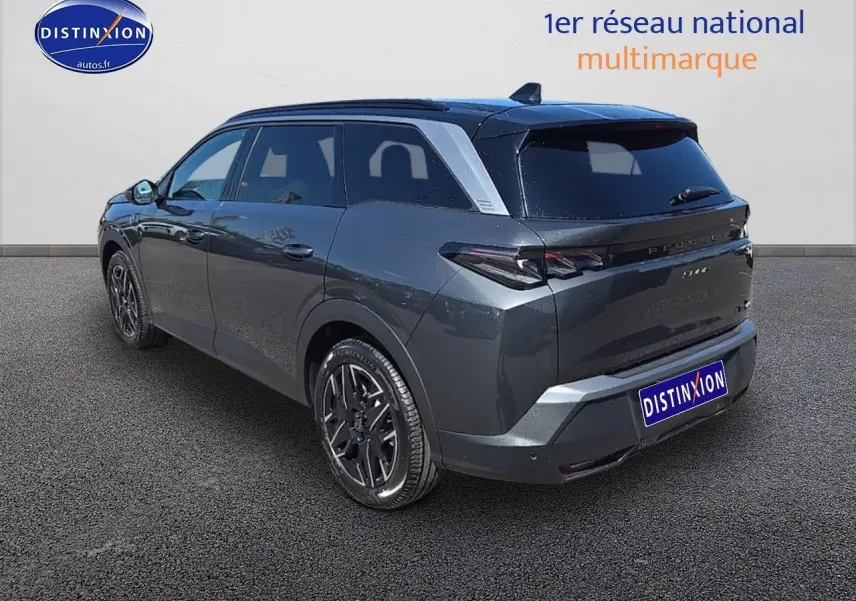 Peugeot 5008 Hybrid 145 GT gris titane en 3/4 arrière droit avec jantes alu et feux LED distinctifs.