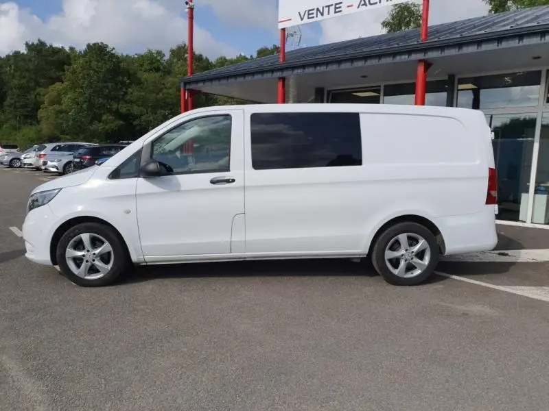 Profil droit d'un Mercedes Vito Fourgon blanc Pur Spéciale 2017 avec vitre latérale arrière teintée et porte coulissante.