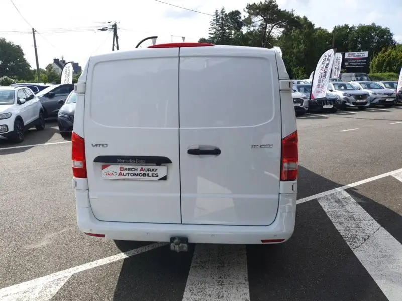 Vue arrière du Mercedes Vito Fourgon 111 CDI Mixto Long Pro E6 blanc pur, avec double portes et attelage visible.