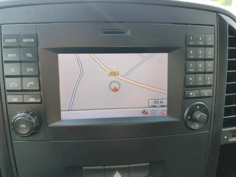 Écran de navigation central du Mercedes Vito Fourgon 111 CDI Mixto Long Pro 2017, vue de face intérieure.