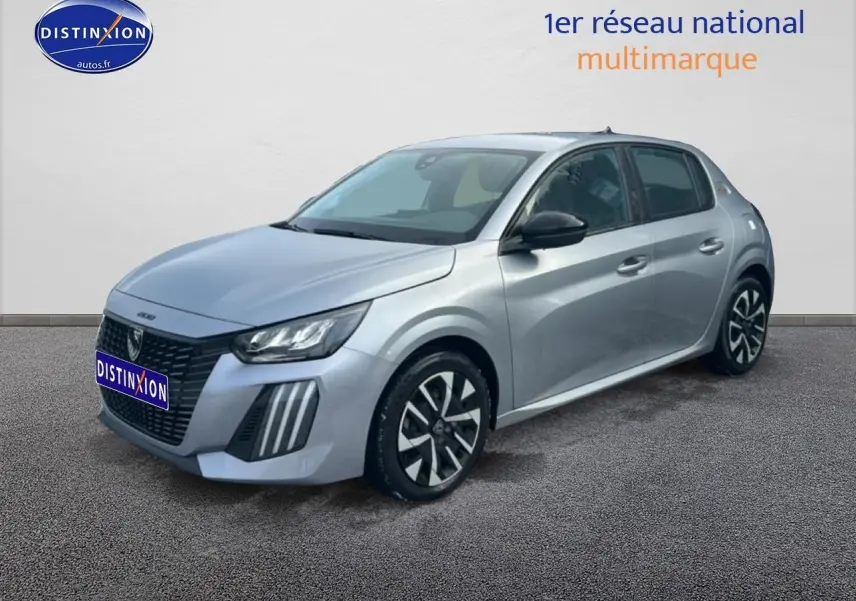 Peugeot 208 gris Artense vue 3/4 avant droit, avec calandre noire et jantes bicolores distinctives.