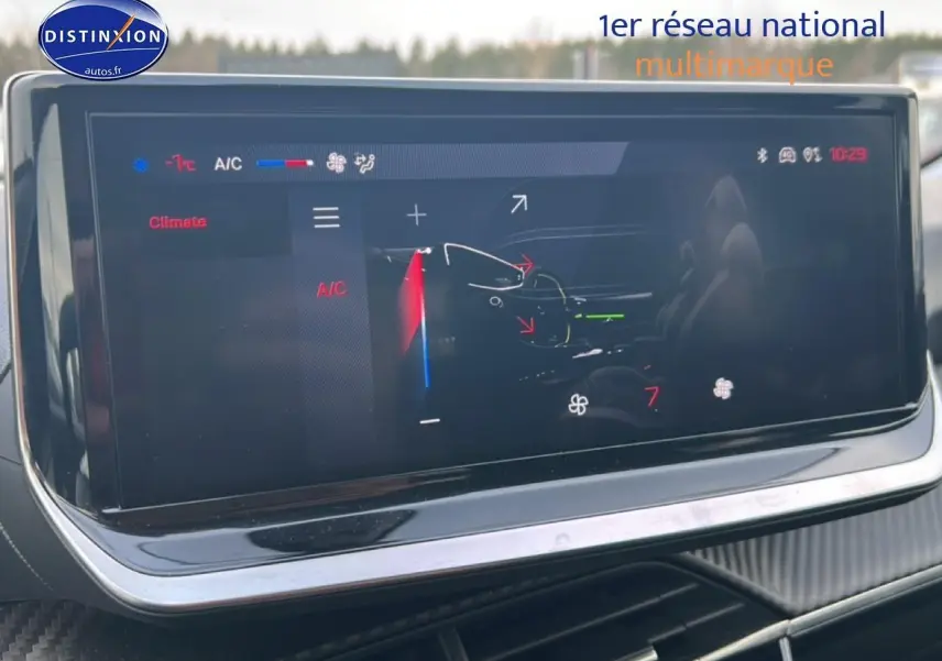 Écran tactile multifonction affichant le réglage de la climatisation dans une Peugeot 208 gris Artense, vue intérieure.