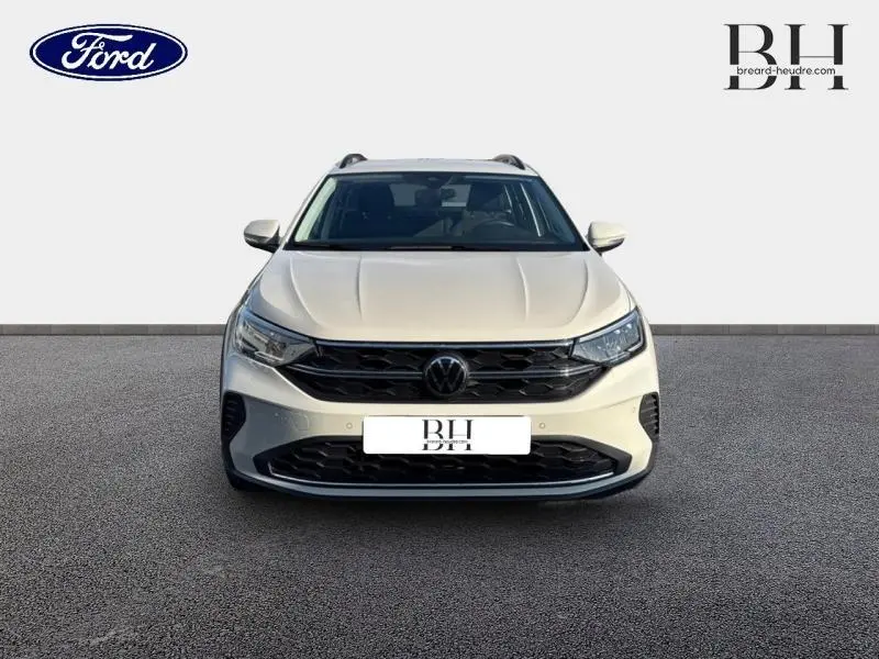 Vue frontale du Volkswagen Taigo blanc pur 2024 avec calandre noire et phares halogènes distinctifs.