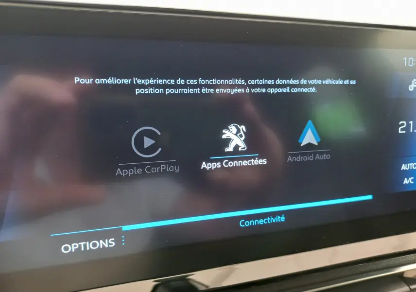 Écran tactile central du Peugeot 5008 gris foncé affichant les options Apple CarPlay et Android Auto.