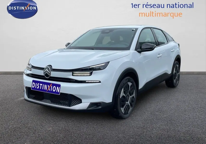 Vue 3/4 avant d'une Citroën C4 blanche métal 2026 avec détails noirs contrastants et jantes modernes.