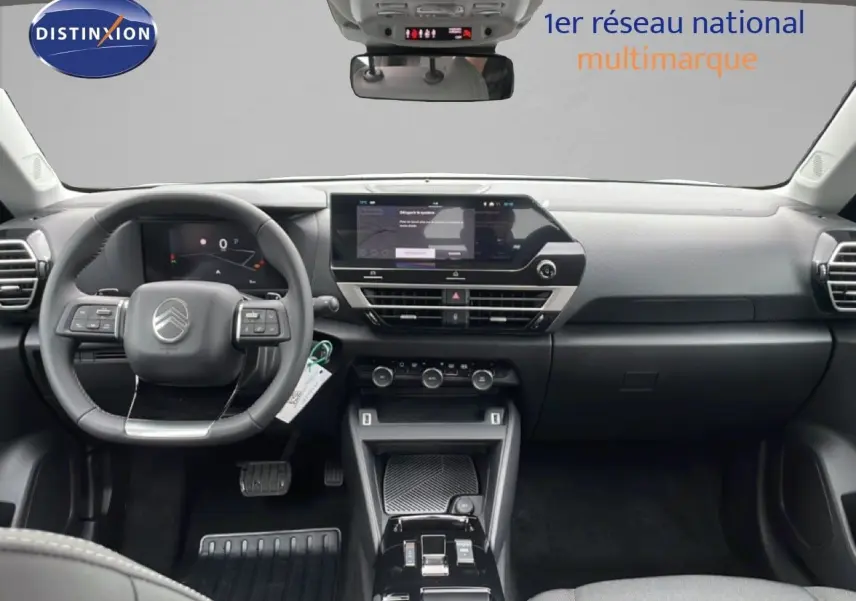 Vue intérieure frontale du tableau de bord noir et gris du Citroën C4 2026 avec écran tactile et volant multifonction.