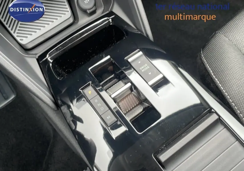 Gros plan sur la console centrale noire brillante de la Citroën C4 PureTech 130ch, montrant la commande de boîte auto et le sélecteur Drive Mode.