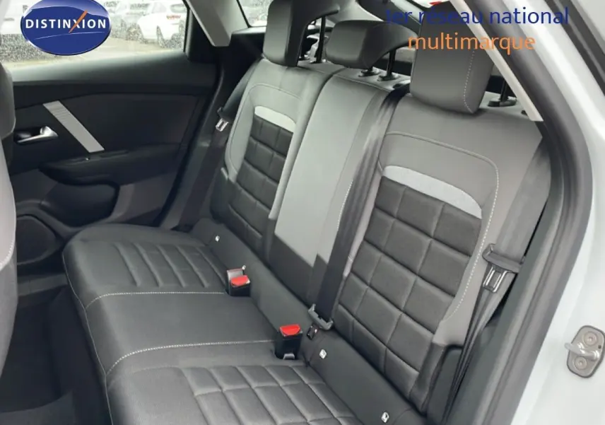 Vue intérieure du siège arrière côté droit d'une Citroën C4 blanc métal 2026, avec sellerie tissu noir matelassé.