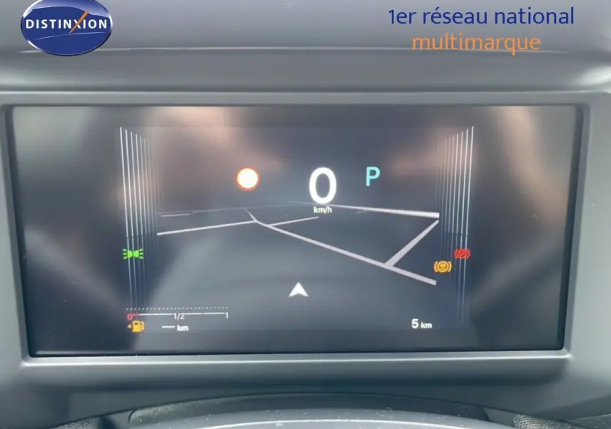 Écran numérique du tableau de bord de la Citroën C4 PureTech 130ch en affichage de vitesse et navigation.