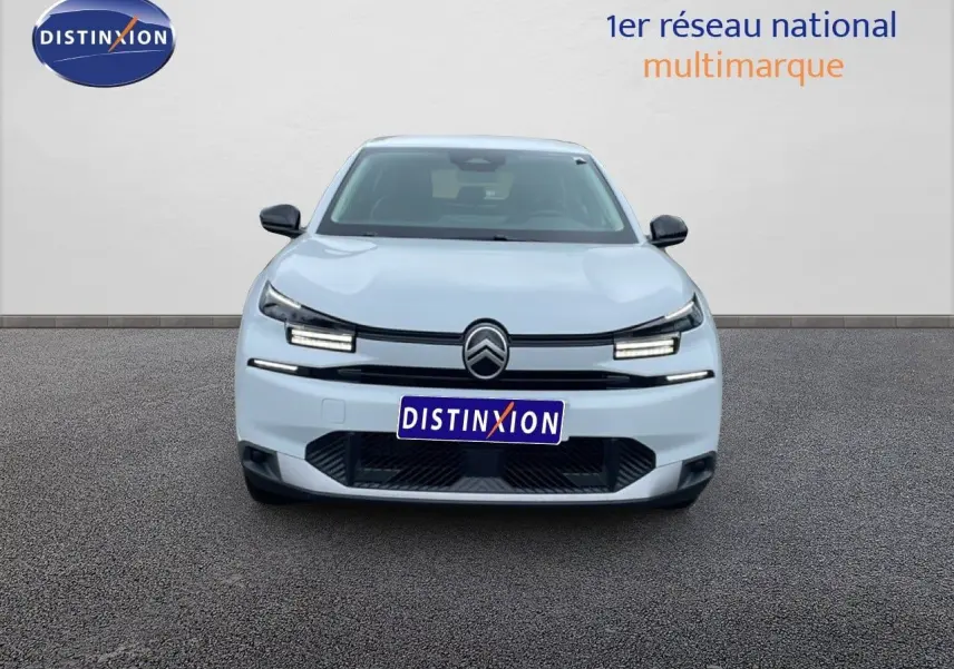 Vue frontale d'une Citroën C4 blanche métal 2026 avec calandre noire et phares LED distinctifs.