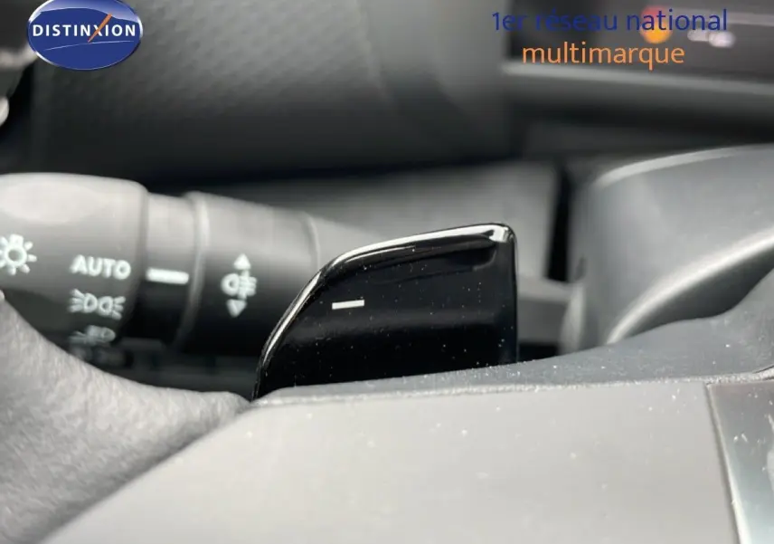 Gros plan sur la palette de changement de vitesse noire à l'intérieur d'une Citroën C4 blanche métal, version 2026.