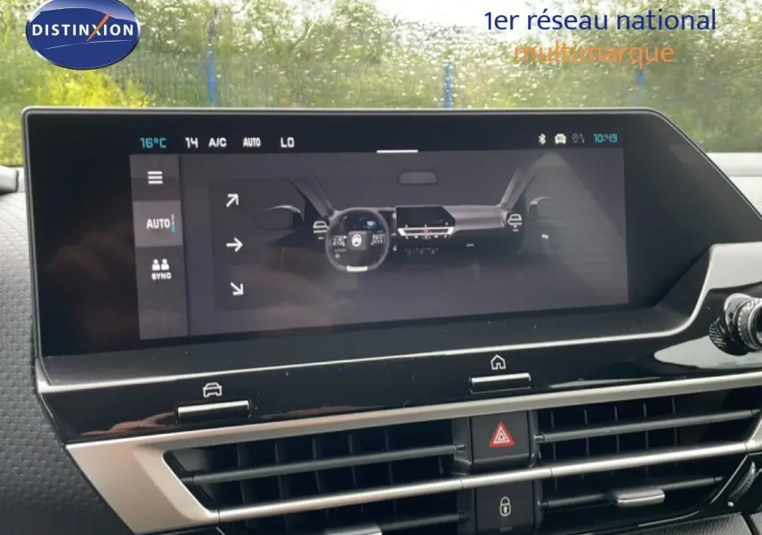 Écran tactile central du tableau de bord de la Citroën C4 2026, affichant les réglages climatiques en intérieur noir.