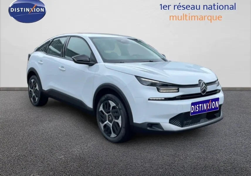 Citroën C4 PureTech 130ch blanc métal en 3/4 avant droit, avec calandre distinctive et jantes modernes.