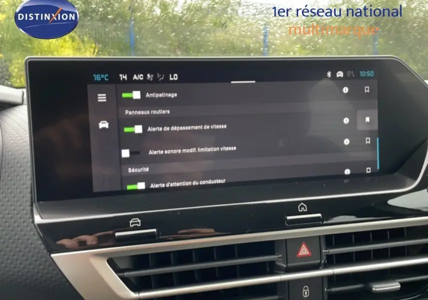 Écran tactile central du tableau de bord de la Citroën C4 2026 affichant les réglages d’aide à la conduite.