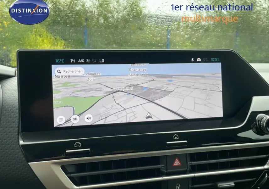 Écran tactile central affichant la navigation GPS dans l’habitacle d’une Citroën C4 blanche métal 2026.