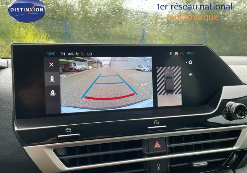 Écran tactile intérieur montrant la caméra de recul et l'affichage 360° du Citroën C4 blanc métal, version 2026.