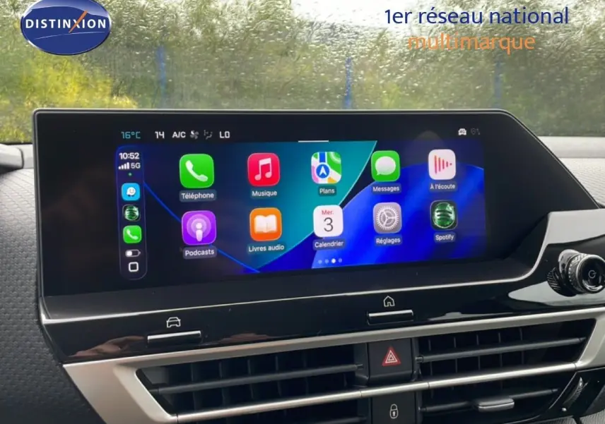 Écran tactile central affichant Apple CarPlay dans l'habitacle d'une Citroën C4 blanche métal, vue intérieure.
