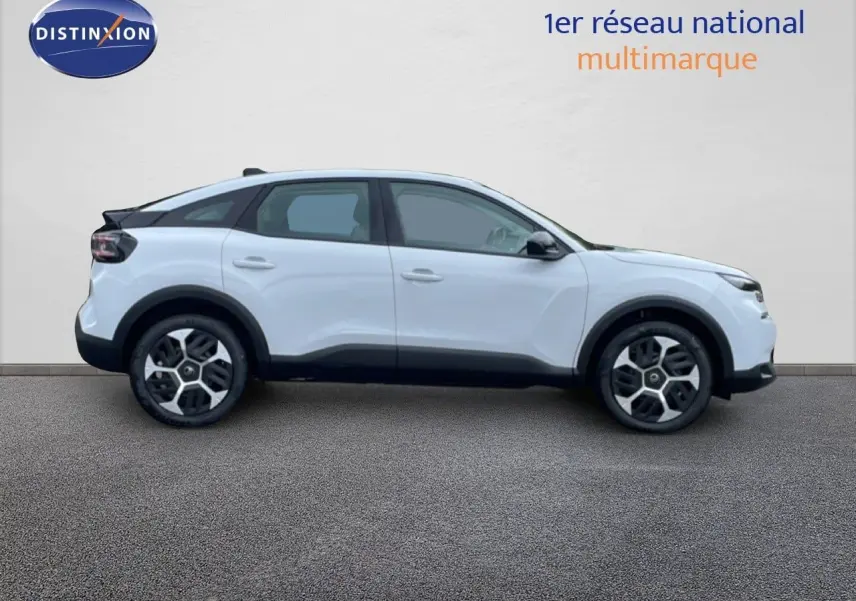 Profil droit d'une Citroën C4 blanche métal 2026 avec toit noir et jantes au design moderne.