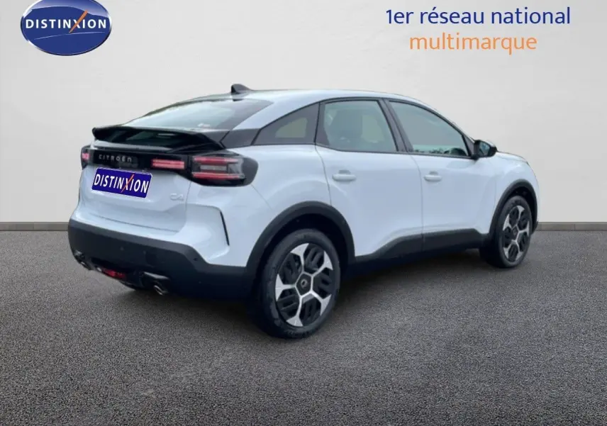 Vue 3/4 arrière droite d'une Citroën C4 blanc métal avec toit noir et jantes distinctives, sur fond neutre.