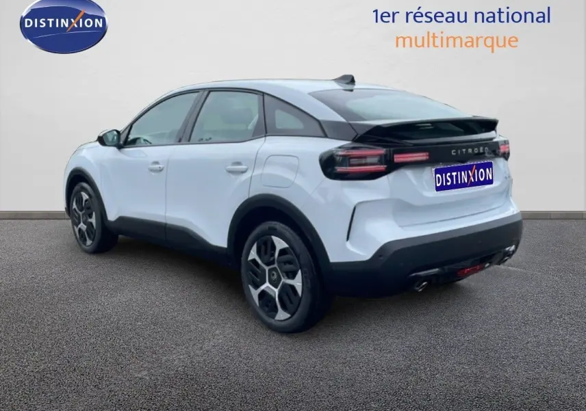Citroën C4 blanc métal en 3/4 arrière droit, avec toit noir et feux arrière LED distinctifs.