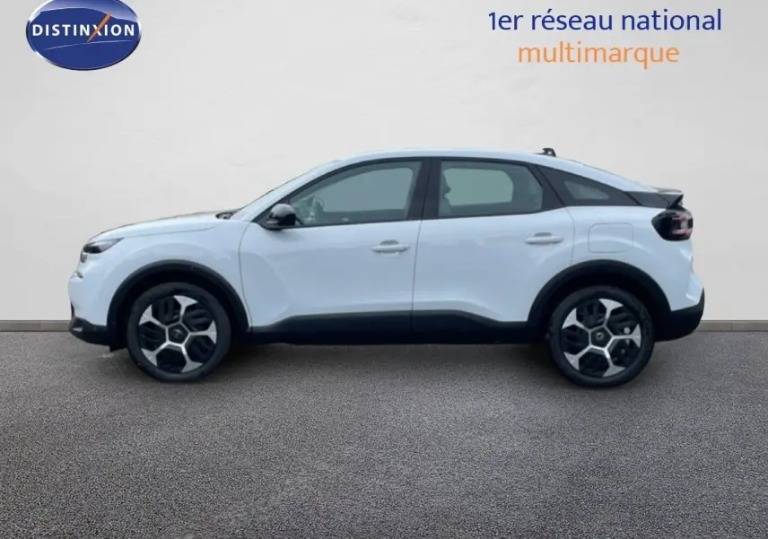 Profil latéral droit d'une Citroën C4 blanche métal 2026 avec jantes alliage et toit noir contrasté.