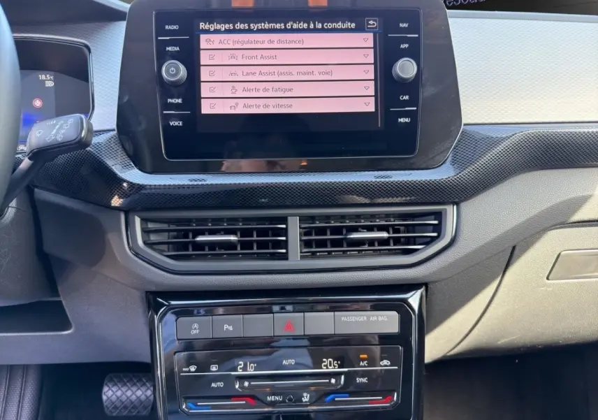 Vue rapprochée du tableau de bord du Volkswagen T-Cross 2025, écran tactile affichant les aides à la conduite.