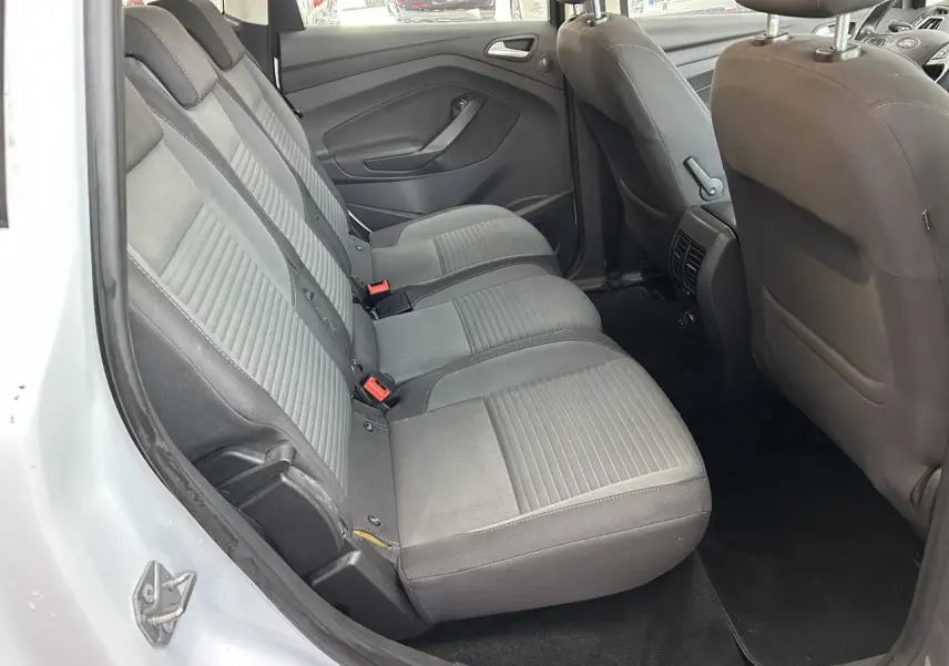 Vue intérieure côté gauche des sièges arrière gris d'une Ford C-MAX blanc 2018 avec portes ouvertes.