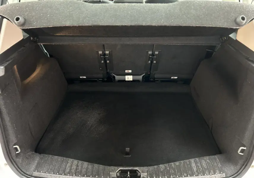 Coffre ouvert d'une Ford C-MAX blanc 2018, vue de l'arrière montrant l'espace de chargement vide.