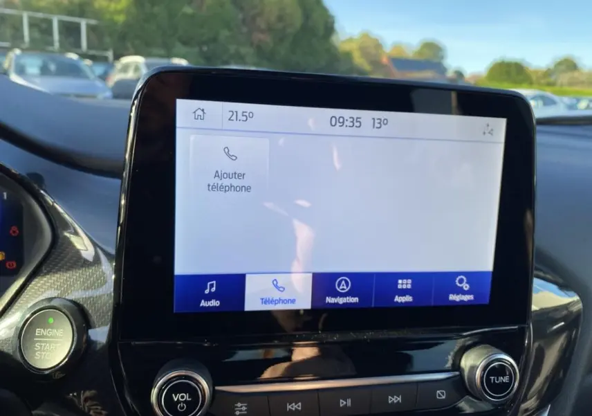 Écran tactile central du Ford Puma 2021 affichant le menu téléphone, avec bouton start/stop à gauche.