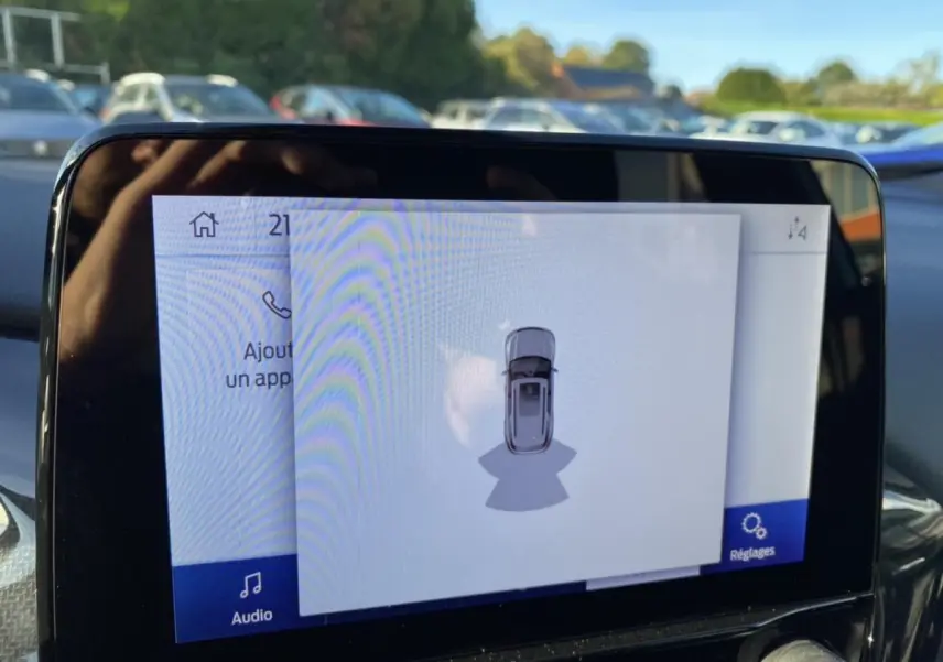 Écran tactile du système multimédia du Ford Puma 2021 montrant la vue de surveillance du véhicule en stationnement.