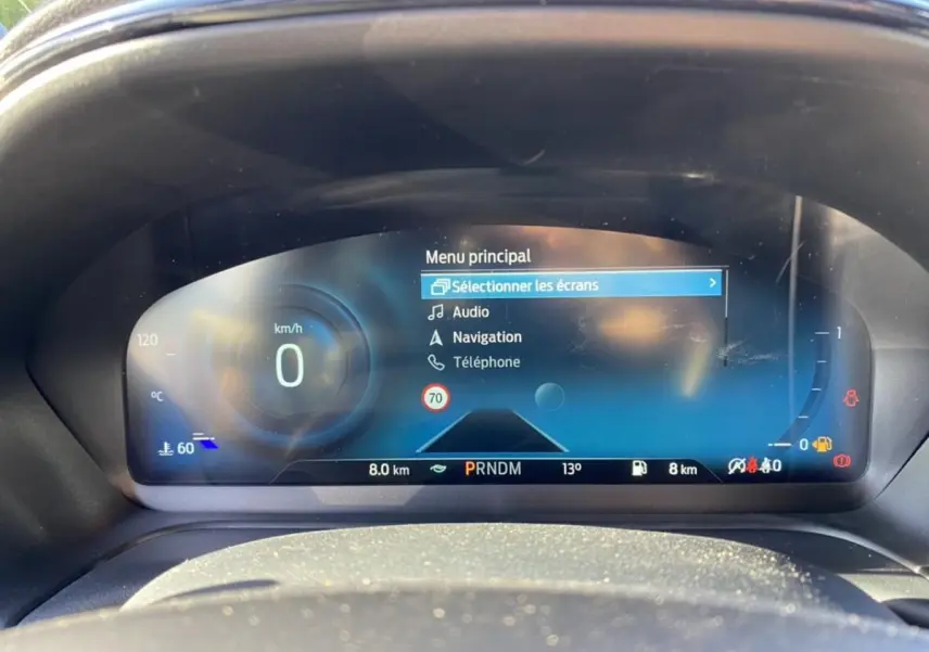 Affichage numérique du tableau de bord du Ford Puma gris 2021, montrant le menu principal et la vitesse à 0 km/h.