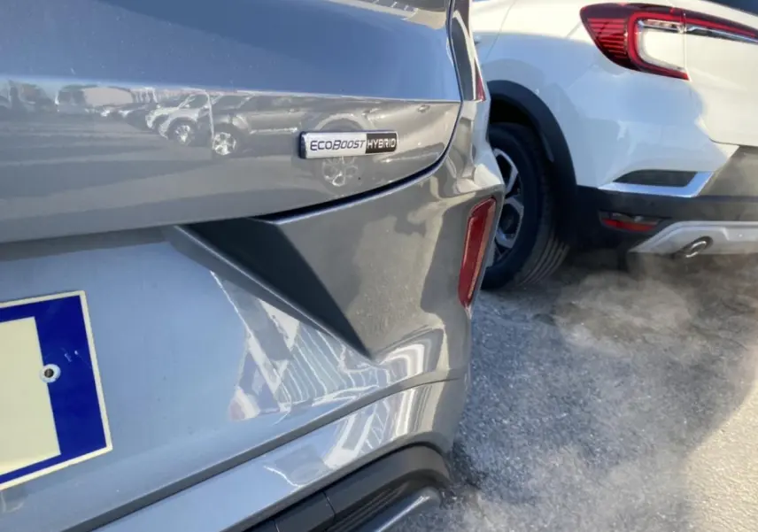 Gros plan sur l'arrière droit gris du Ford Puma 1.0 EcoBoost mHEV avec badge EcoBoost Hybrid visible.