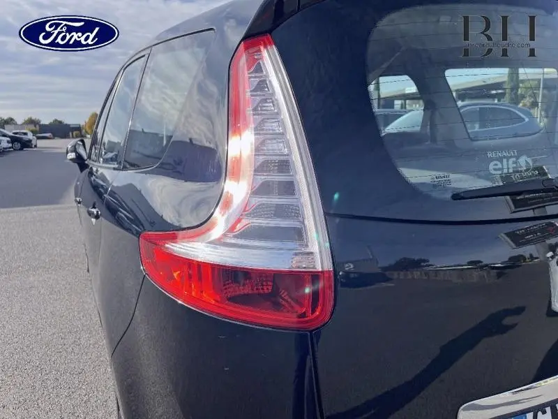 Vue arrière côté gauche du Renault Grand Scenic noir étoilé avec feux arrière distinctifs en forme verticale.
