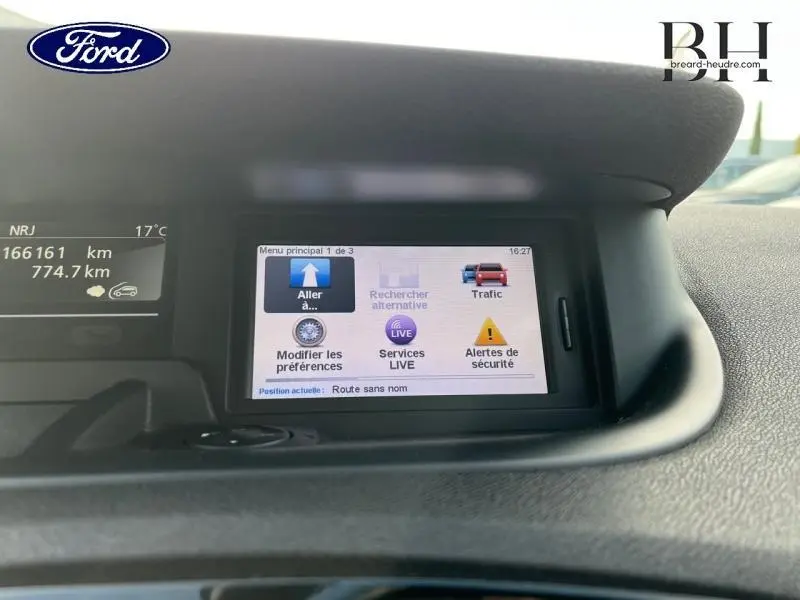 Écran multifonction couleur du tableau de bord du Renault Grand Scenic noir étoilé, vue de face rapprochée.