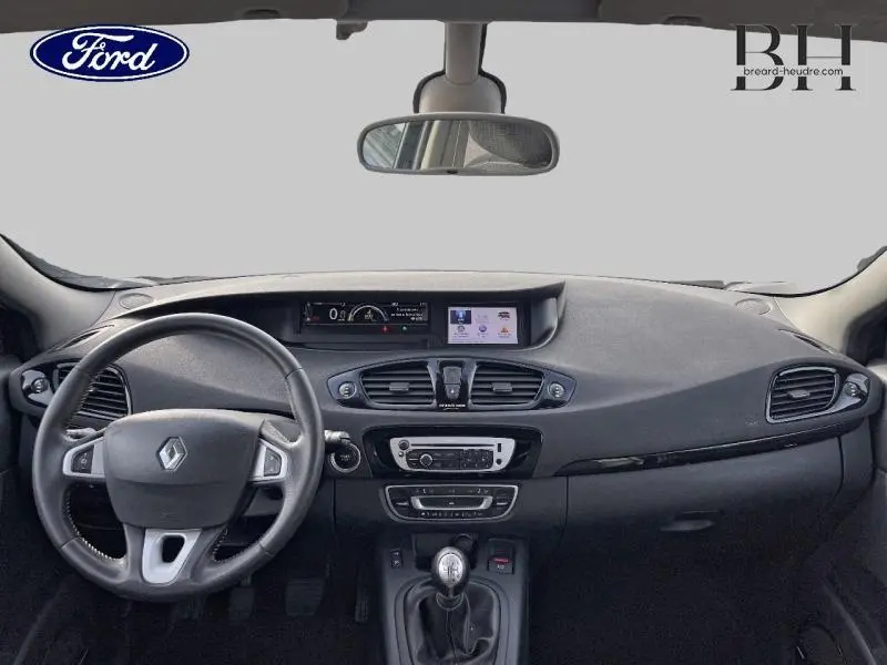 Tableau de bord noir du Renault Grand Scenic 1.5 dCi 110ch, vue frontale centrée sur volant et console centrale.