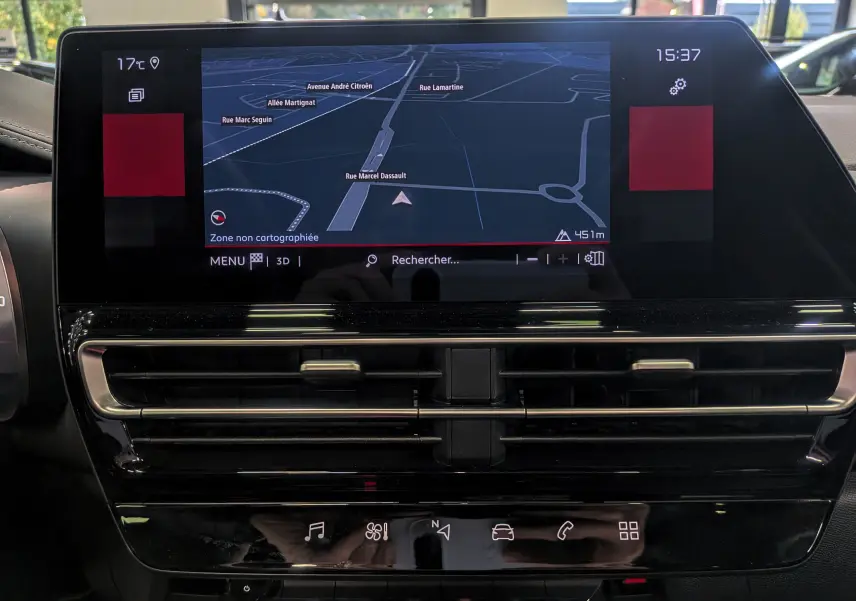 Écran tactile central affichant la navigation dans l'habitacle du Citroën C5 Aircross hybride 2025, finition noire brillante.