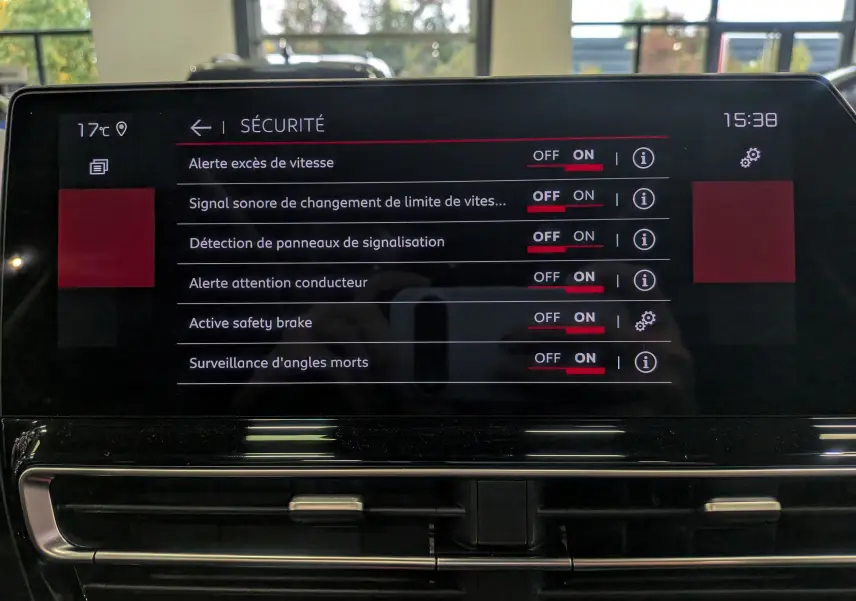 Écran tactile du tableau de bord du Citroën C5 Aircross hybride 2025 affichant les options de sécurité activées.