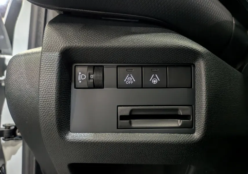 Gros plan sur les commandes d'assistance à la conduite du tableau de bord du Citroën C5 Aircross hybride blanc.