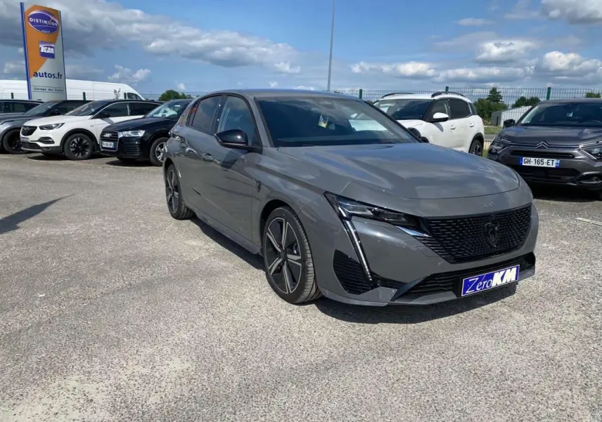 PEUGEOT 308 gris selenium en vue 3/4 avant droit, avec calandre noire et jantes alliage distinctives GT.