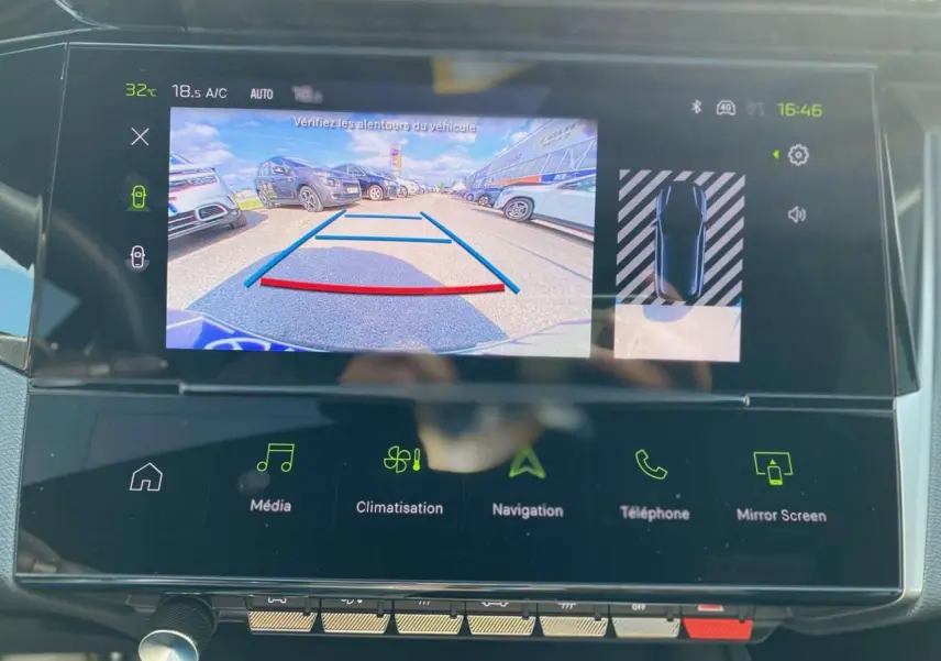 Écran tactile intérieur du Peugeot 308 2025 montrant la caméra de recul avec vue arrière et guidage de trajectoire.