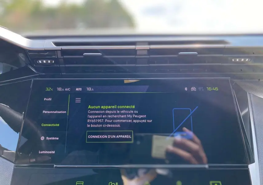 Écran tactile central du tableau de bord de la Peugeot 308 GT 2025, affichant le menu de connectivité sans appareil connecté.