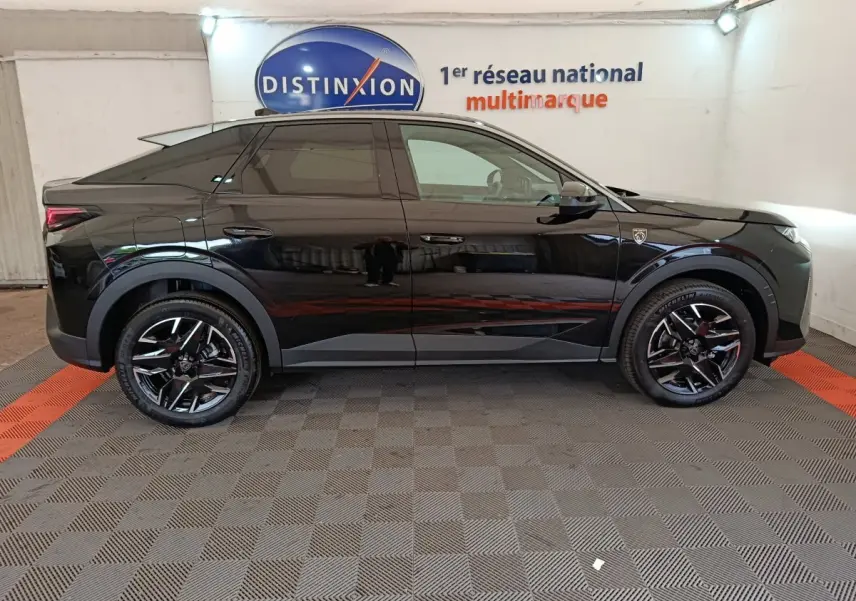 Peugeot 3008 noir vue de profil côté gauche, avec jantes noires et vitres teintées en intérieur showroom.