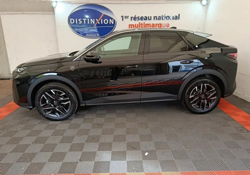 Vue de profil côté gauche d’un Peugeot 3008 noir 2025 avec jantes noires et badge GT visible sur l’aile avant.
