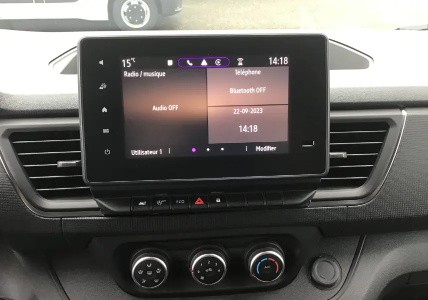 Écran tactile central du tableau de bord du Renault Trafic Fourgon L2H1 2023 avec commandes climatisation et ventilation visibles.