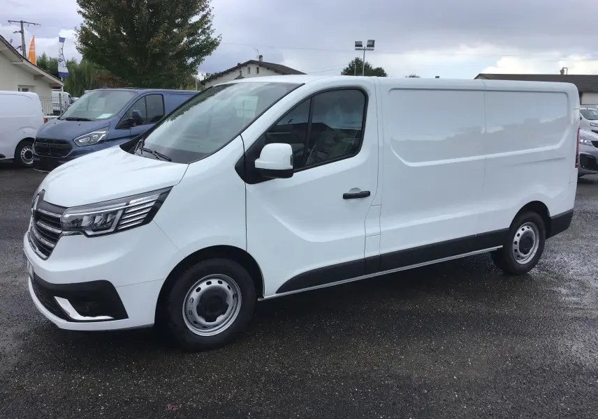 Renault Trafic Fourgon blanc vu de profil côté droit, avec calandre moderne et jantes acier simples.